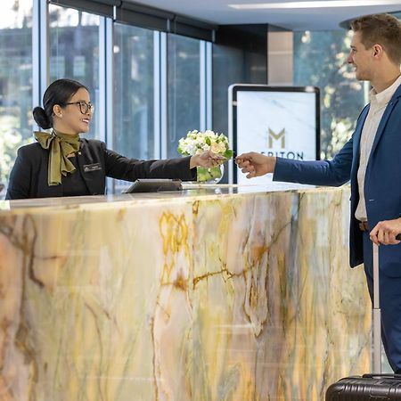 Meriton Suites North Ryde Sidney Exterior foto A hotel receptionist