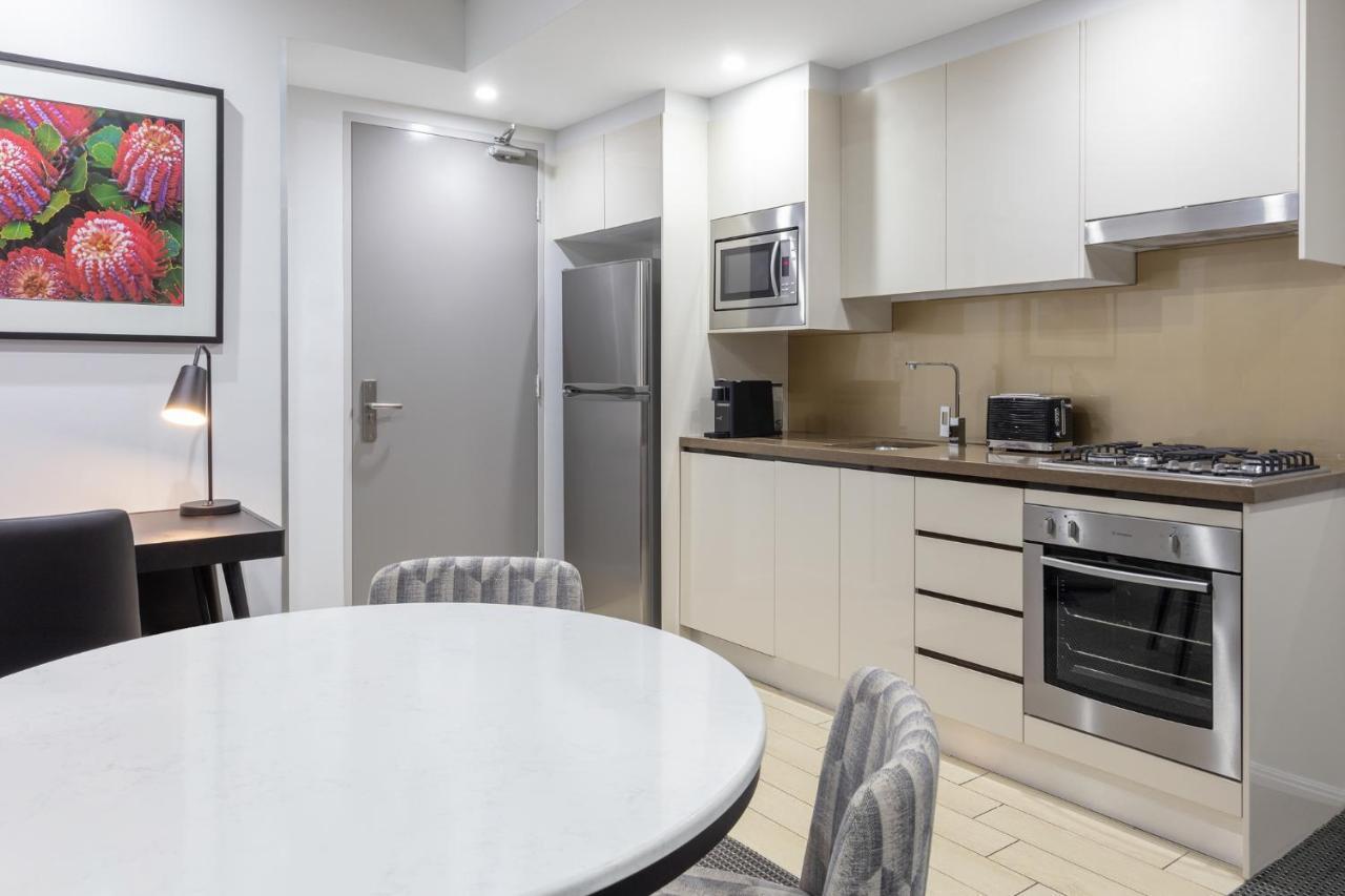 Meriton Suites North Ryde Sidney Exterior foto A typical kitchen in a serviced apartment
