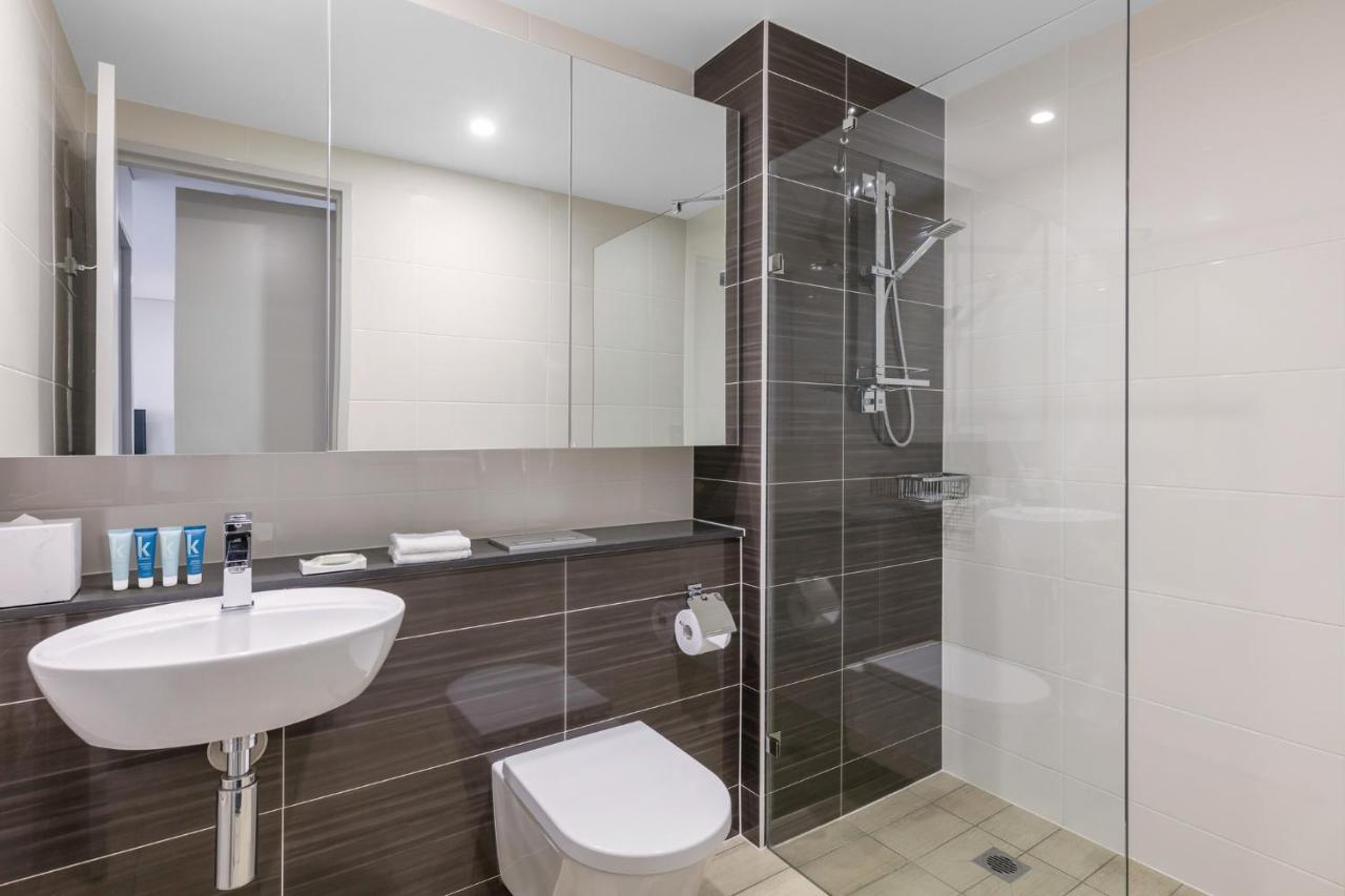 Meriton Suites North Ryde Sidney Exterior foto A modern bathroom with a shower cubicle