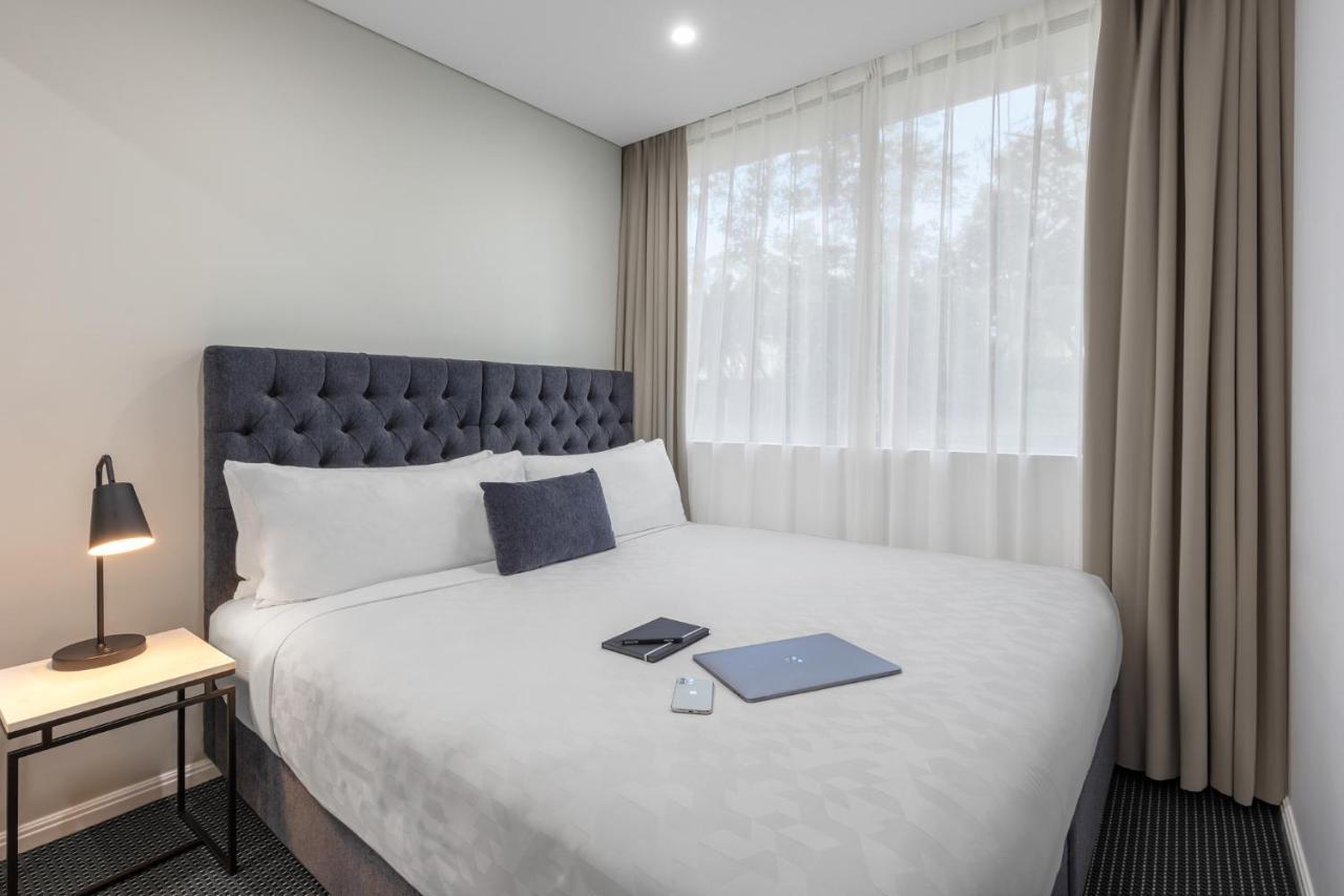 Meriton Suites North Ryde Sidney Exterior foto A bedroom at the hotel
