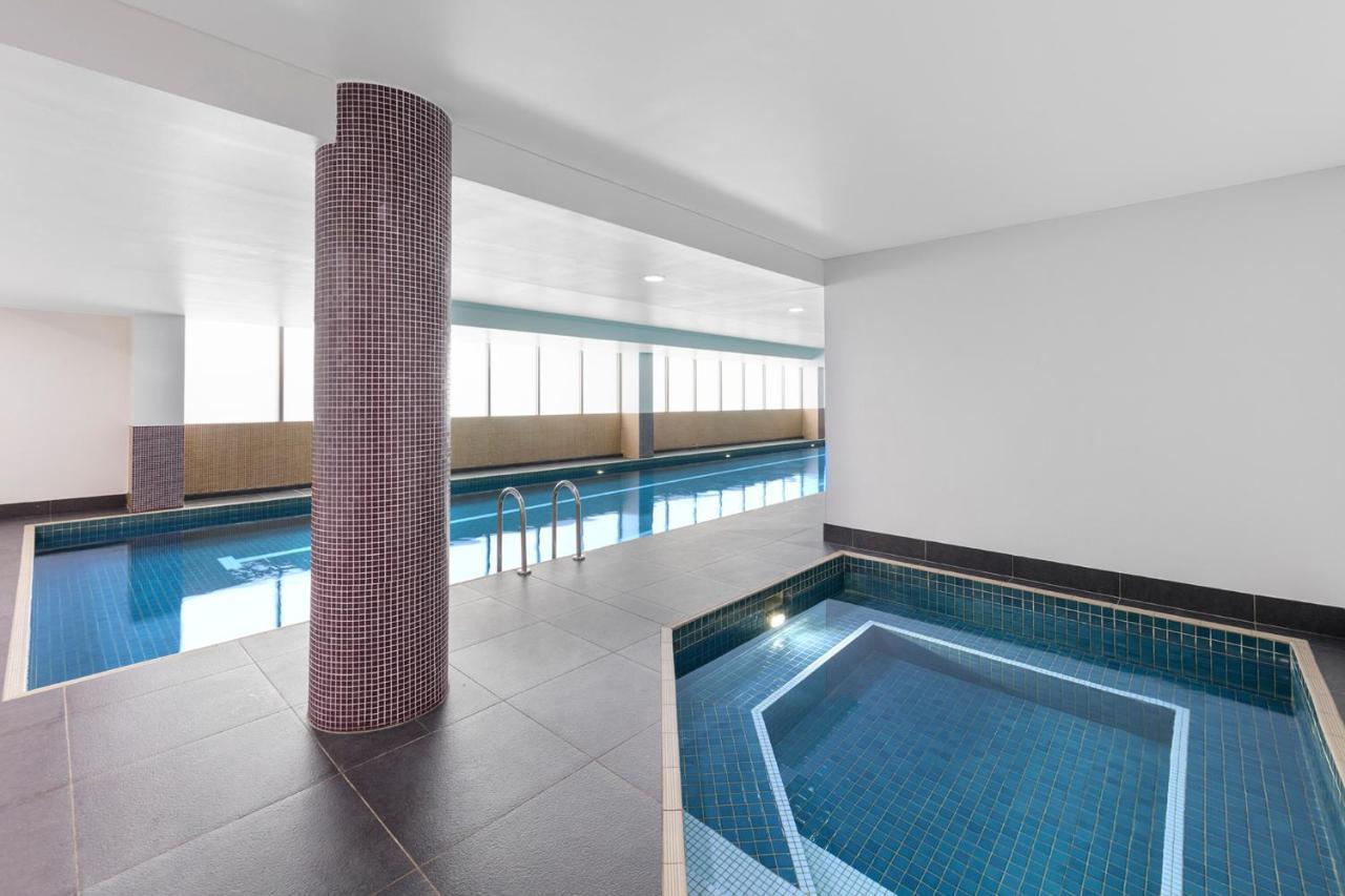 Meriton Suites North Ryde Sidney Exterior foto The swimming pool at the hotel