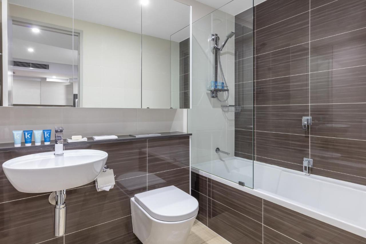 Meriton Suites North Ryde Sidney Exterior foto A typical bathroom in a Premier Inn