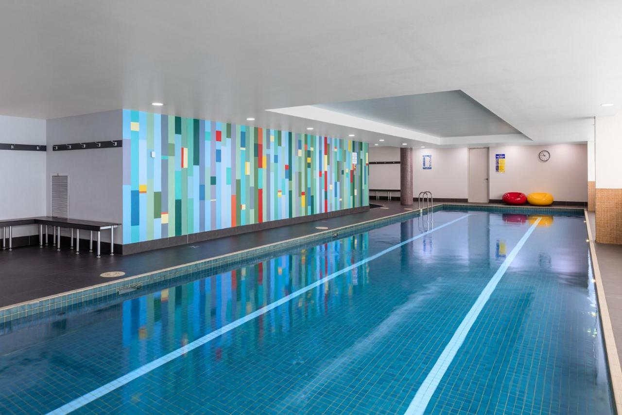 Meriton Suites North Ryde Sidney Exterior foto The swimming pool at the hotel
