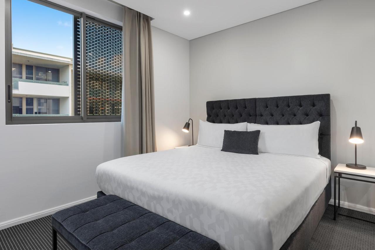 Meriton Suites North Ryde Sidney Exterior foto A bedroom at the hotel