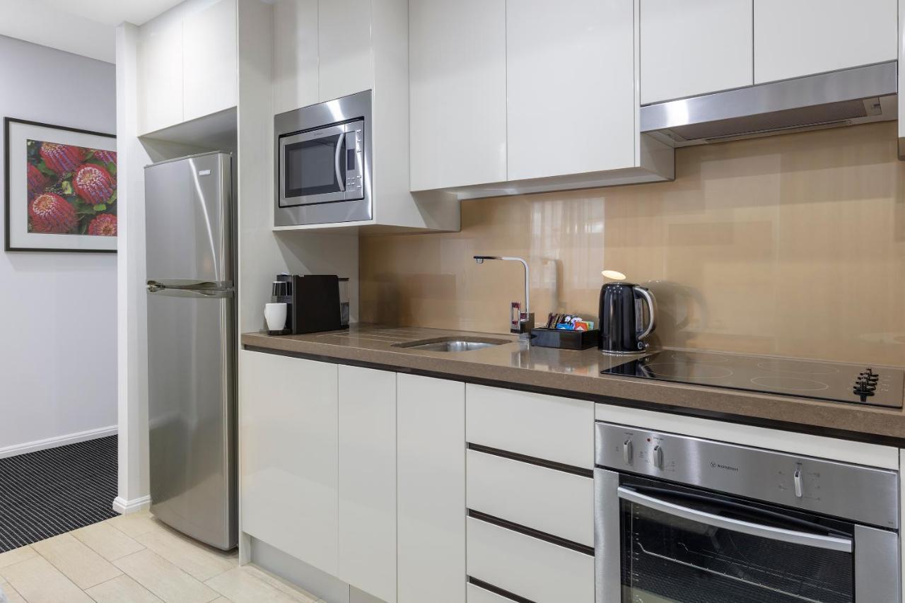 Meriton Suites North Ryde Sidney Exterior foto A typical kitchen in a serviced apartment