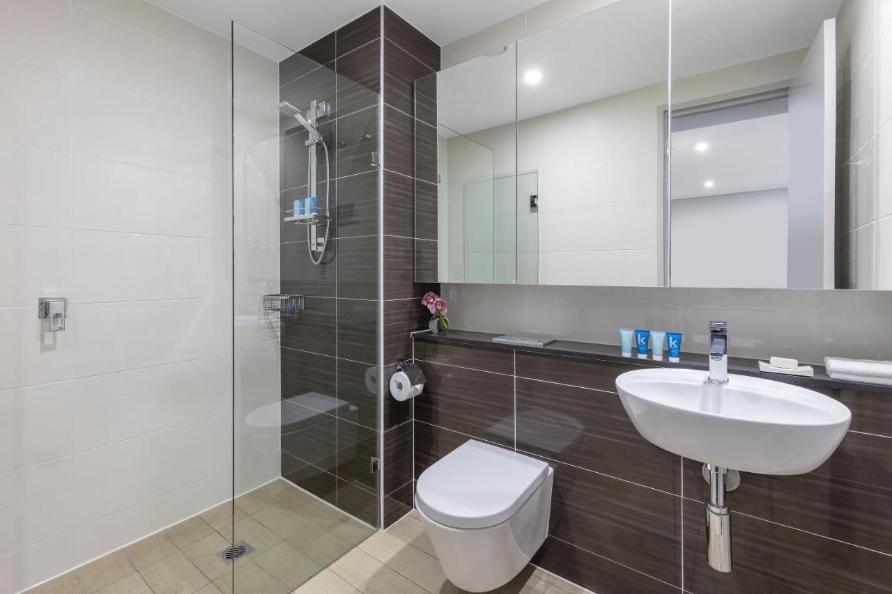 Meriton Suites North Ryde Sidney Exterior foto A modern bathroom