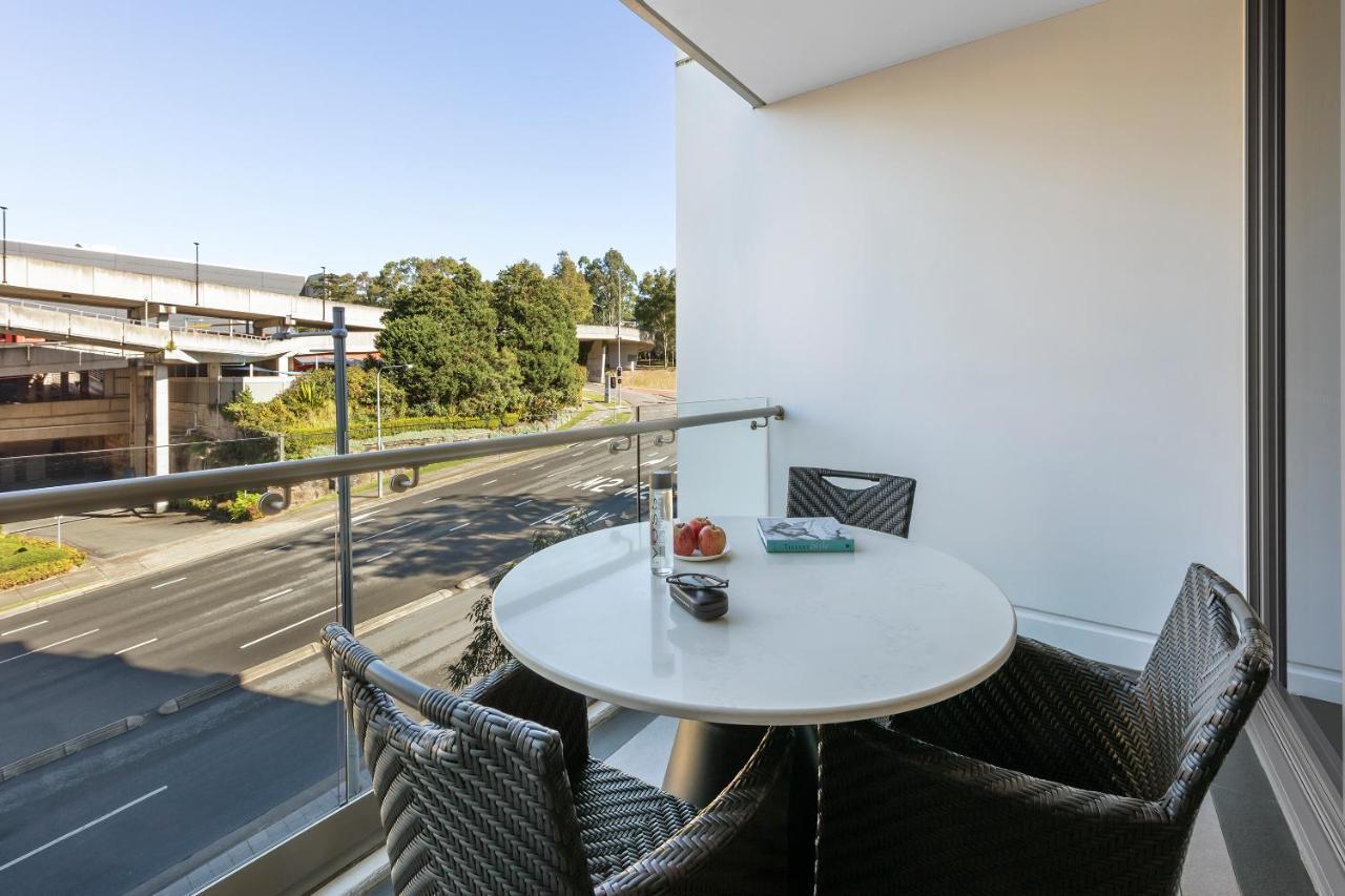 Meriton Suites North Ryde Sidney Exterior foto A balcony