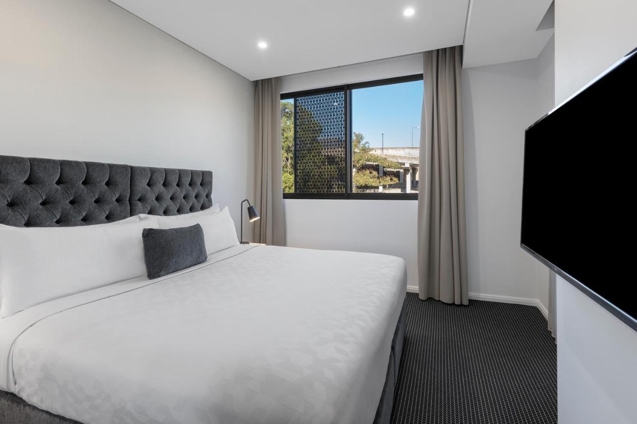Meriton Suites North Ryde Sidney Exterior foto A bedroom at the hotel