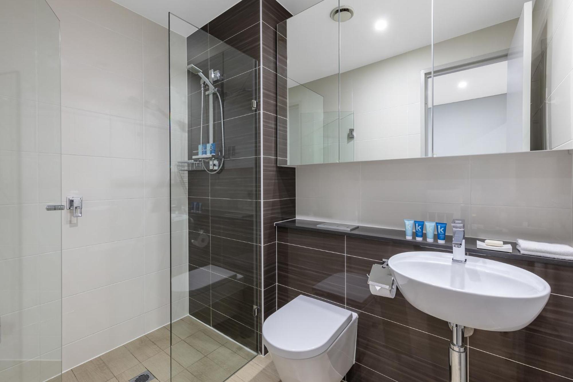 Meriton Suites North Ryde Sidney Exterior foto A modern bathroom