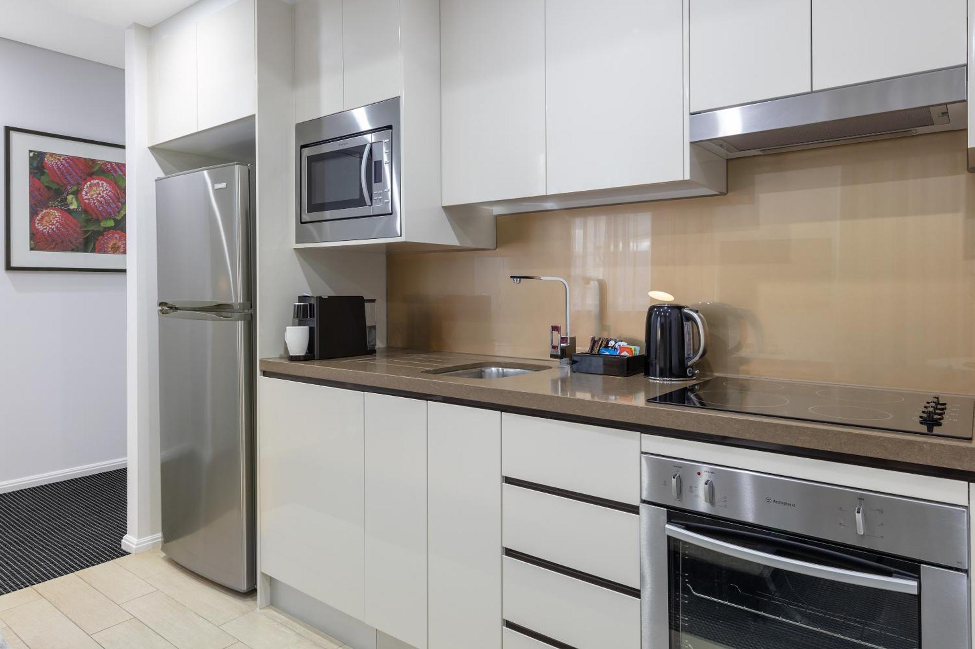 Meriton Suites North Ryde Sidney Exterior foto A typical kitchen in a serviced apartment