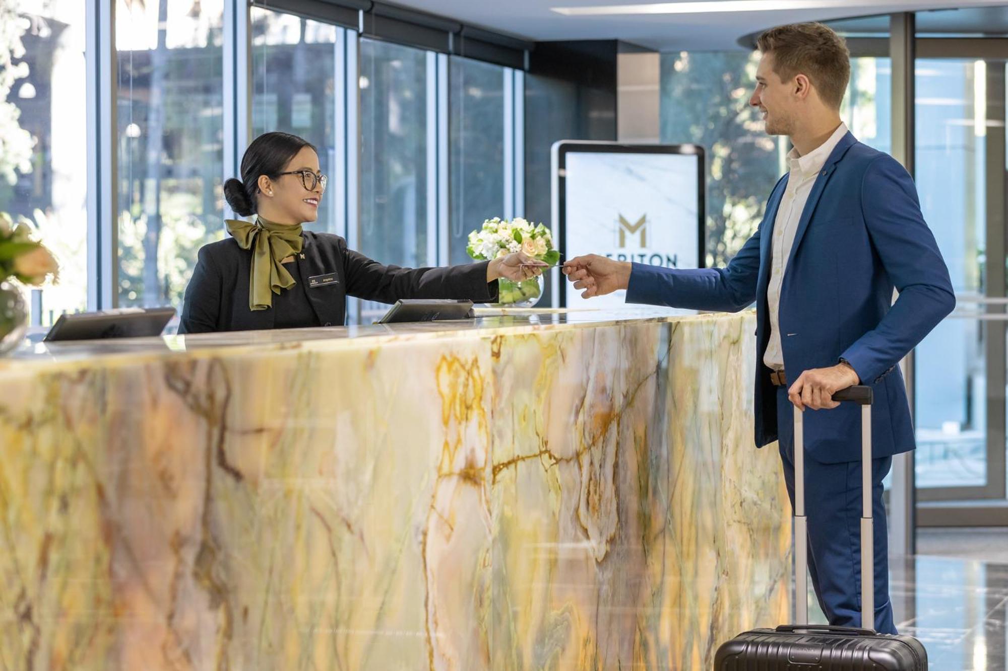 Meriton Suites North Ryde Sidney Exterior foto A hotel receptionist